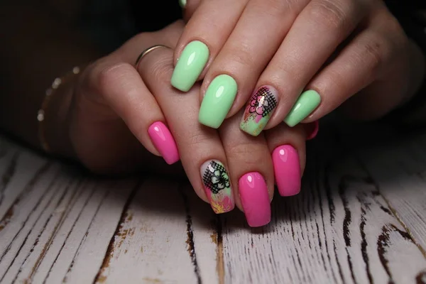 Sexy manicure van nagels op mooie handen — Stockfoto