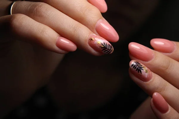 Sexy manicura de uñas en hermosas manos — Foto de Stock