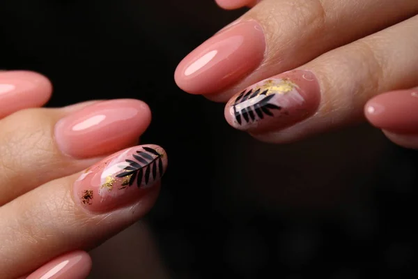 Sexy manicura de uñas en hermosas manos — Foto de Stock