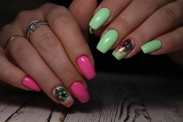 Manicura con uñas largas en una textura de moda —  Fotos de Stock