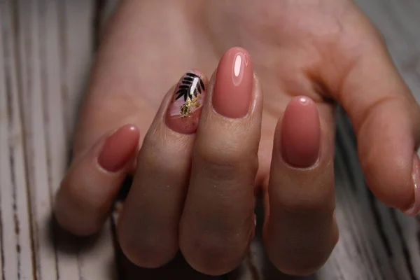 Manicure met lange nagels op een trendy textuur — Stockfoto