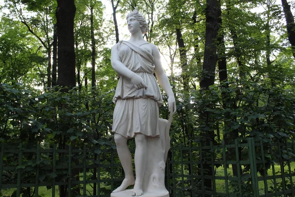 Estatuas en el parque de verano en San Petersburgo . — Foto de Stock