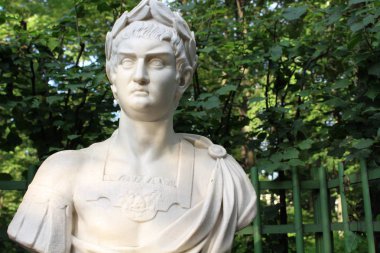 St. Petersburg'daki yazlık parktaki heykeller.