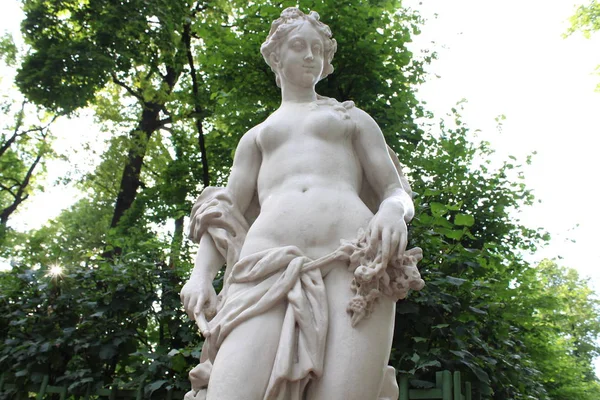 Statue nel parco estivo di San Pietroburgo . — Foto Stock