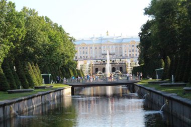 Peterhof, Rusya, 23 Temmuz 2019. Saray kompleksinde altın heykeller ve çeşmeler