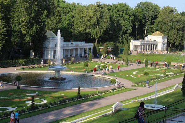 Peterhof, Russie, 23 juillet 2019. Statues et fontaines dorées dans le complexe du Palais — Photo