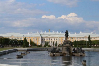 Peterhof, Rusya, 23 Temmuz 2019. Saray kompleksinde altın heykeller ve çeşmeler
