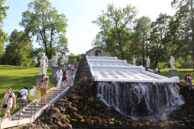 Peterhof, Rusya, 23 Temmuz 2019. Saray kompleksinde altın heykeller ve çeşmeler