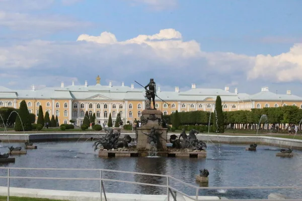 Peterhof, Russia, 23 july 2019. Golden statues and fountains in the Palace complex — Stock Photo, Image