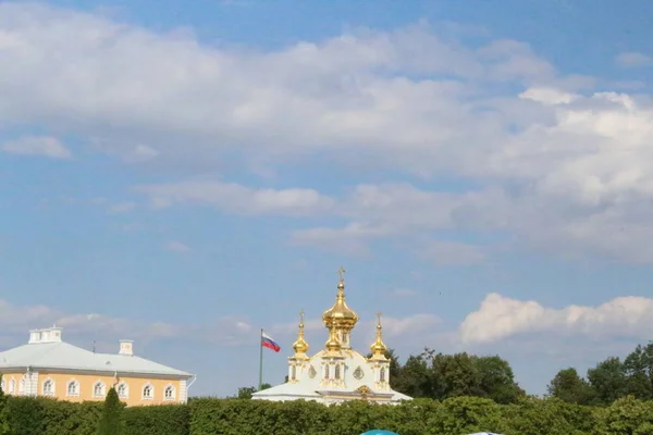 Peterhof, russland, 23. juli 2019. goldene statuen und brunnen im palastkomplex — Stockfoto