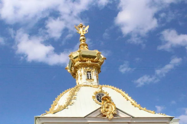 Peterhof, Rússia, 23 de julho de 2019. Estátuas e fontes de ouro no complexo do Palácio — Fotografia de Stock