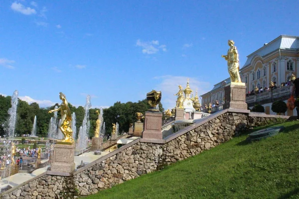 Петергоф, Россия, 23 июля 2019 г. Золотые статуи и фонтаны дворцового комплекса — стоковое фото