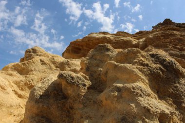 Farklı boyutlarda ve topraktaşlar, güzel arka plan.