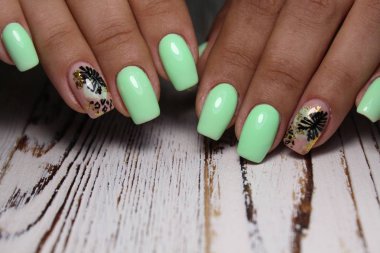 Şaşırtıcı doğal çivi. Kadınların elleri temiz manikür ile.