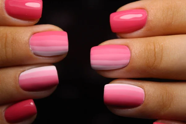 Sexy manicure van nagels op mooie handen — Stockfoto