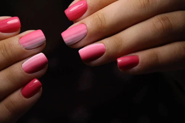 Sexy manicura de uñas en hermosas manos —  Fotos de Stock