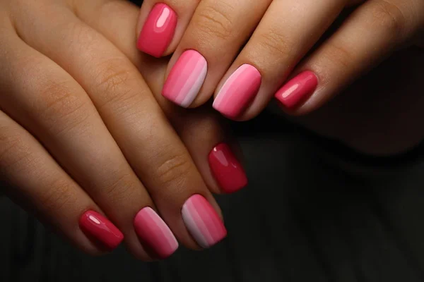 Manicure sexy di unghie su belle mani — Foto Stock