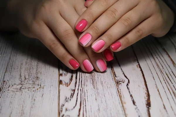 Manicura con uñas largas en una textura de moda — Foto de Stock