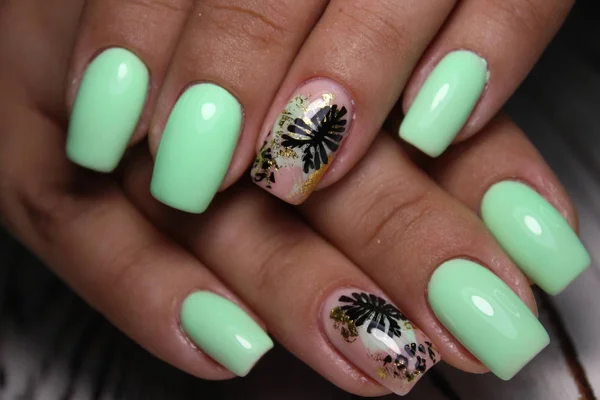 Manicure met lange nagels op een trendy textuur — Stockfoto