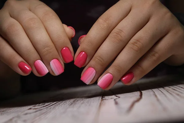 Geweldige nagels en mooie schone manicure. Nagels zijn natuurlijk. — Stockfoto