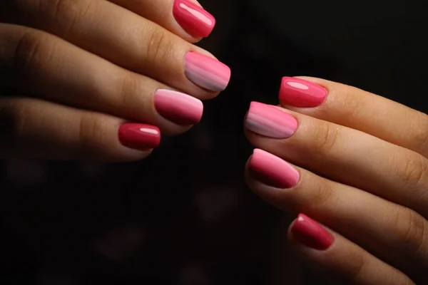 Unhas impressionantes e bela manicure limpa. As unhas são naturais . — Fotografia de Stock