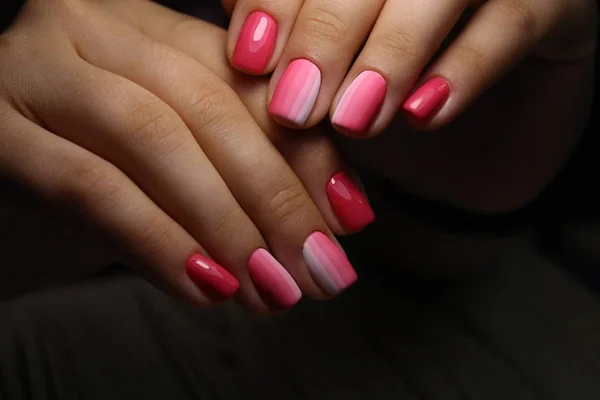 Geweldige nagels en mooie schone manicure. Nagels zijn natuurlijk. — Stockfoto