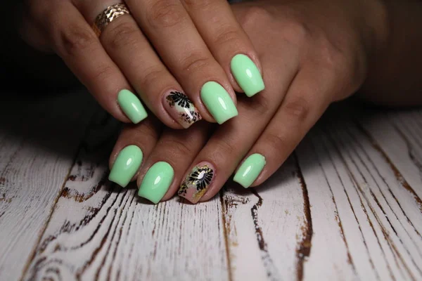 Geweldige nagels en mooie schone manicure. Nagels zijn natuurlijk. — Stockfoto