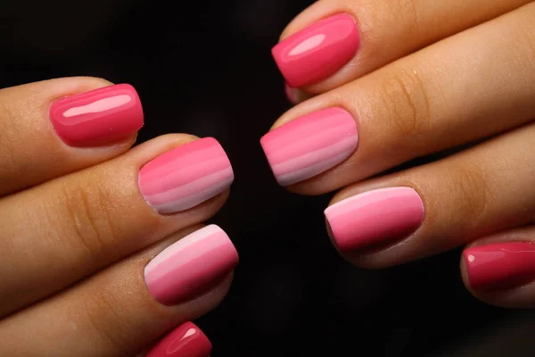 Unhas naturais incríveis. Mãos de mulher com manicura limpa . — Fotografia de Stock