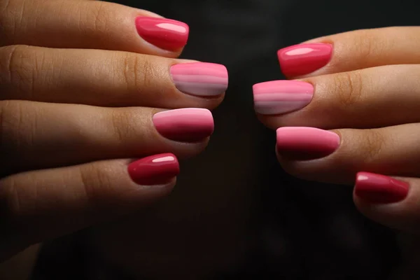 Fantastiska naturliga naglar. Kvinnors händer med ren manikyr. — Stockfoto