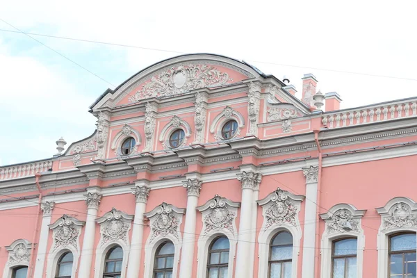 17 de julio. 2019. San Petersburgo, Rusia. Hermosa arquitectura de la ciudad vieja — Foto de Stock