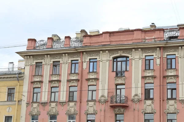 17 de julio. 2019. San Petersburgo, Rusia. Hermosa arquitectura de la ciudad vieja — Foto de Stock