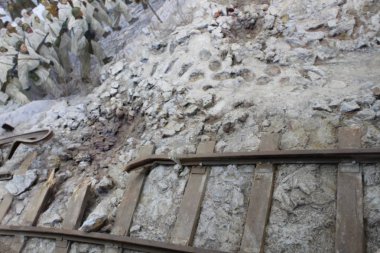 Barınak ile bir siper şeklinde ateş noktası.