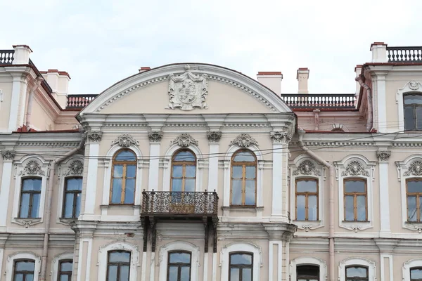 Building in the city with beautiful architecture — Stock Photo, Image