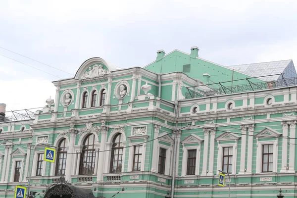 Güzel mimarisi ile şehirde bina