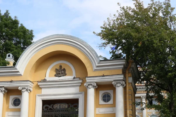 Güzel mimarisi ile şehirde bina