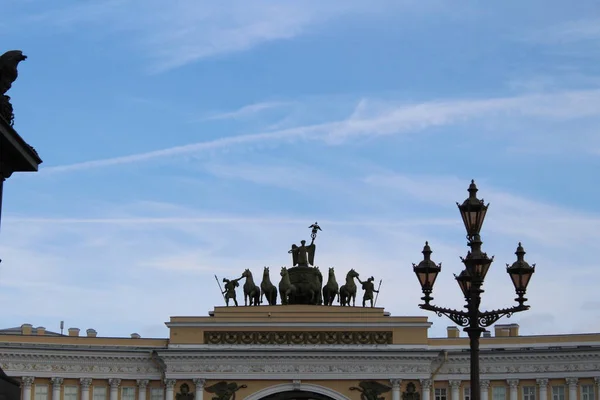 Budova ve městě s nádhernou architekturou — Stock fotografie