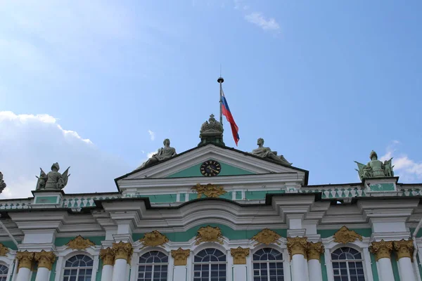 Güzel mimarisi ile şehirde bina