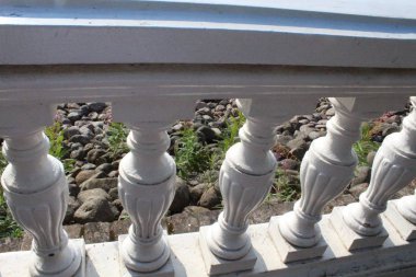 Denizin arka planında taş dolgu