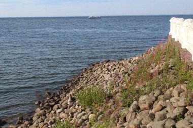 Denizin arka planında taş dolgu