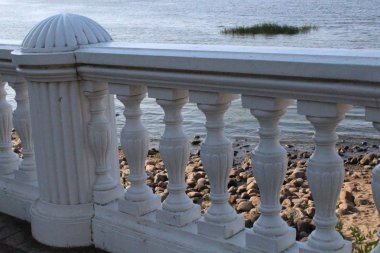 Denizin arka planında taş dolgu