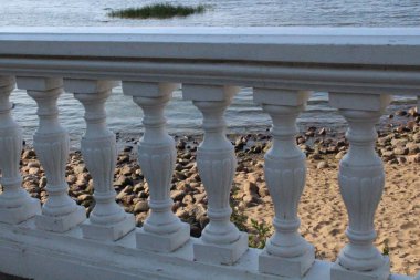 Denizin arka planında taş dolgu