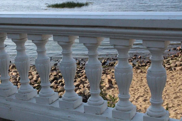 Denizin arka planında taş dolgu