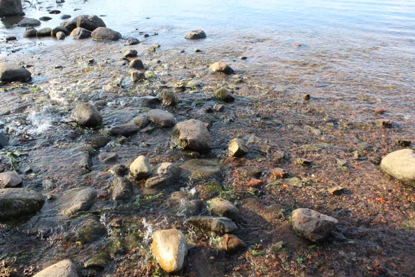Denizin arka planında taş dolgu