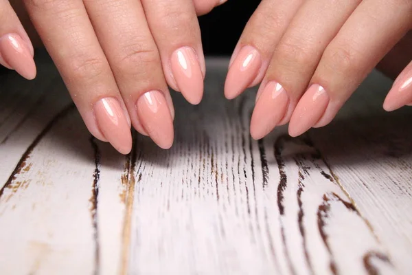 Handen zorg. Hand met pastel nagels, zeezout. — Stockfoto