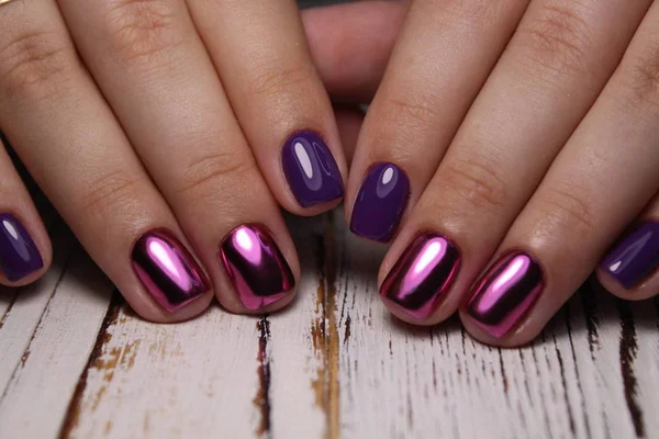 Brillante manicure al neon sulle mani femminili. Progettazione unghie . — Foto Stock