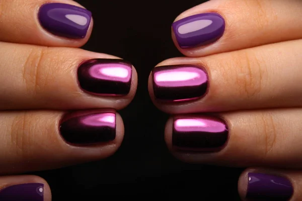 Heldere Neon manicure op vrouwelijke handen. Nagel ontwerp. — Stockfoto