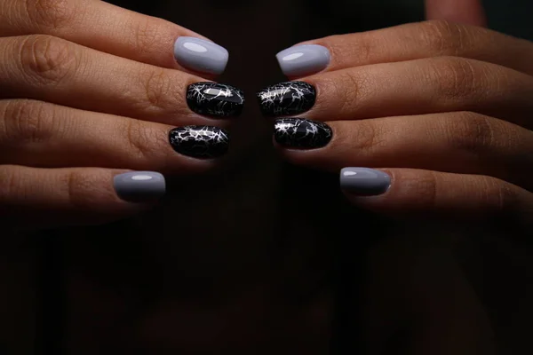 Heldere Neon manicure op vrouwelijke handen. Nagel ontwerp. — Stockfoto