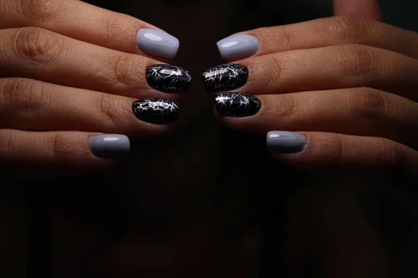 Manicura de neón brillante en manos femeninas. Diseño de uñas . —  Fotos de Stock