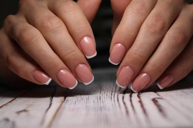 Şaşırtıcı doğal çivi. Kadınların elleri temiz manikür ile.