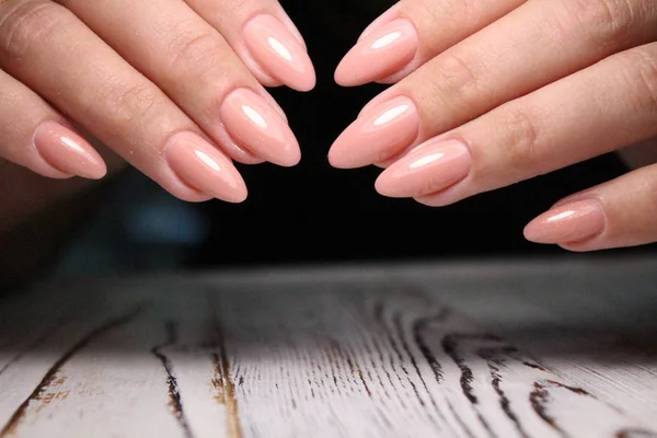 Manucure sexy des ongles sur de belles mains — Photo